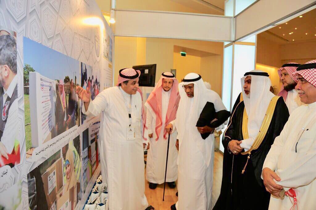 عدد من كبار الشخصيات الإسلامية يزورون معرض رابطة العالم الإسلامي المقام على هامش (المؤتمر الإسلامي للأوقاف)