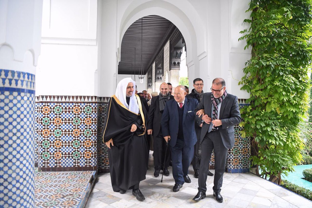 Le SG avec M. Boubakeur, recteur de la mosquée de Paris, des savants et penseurs durant sa visite où il a fait une allocution sur la modération dans l'Islam