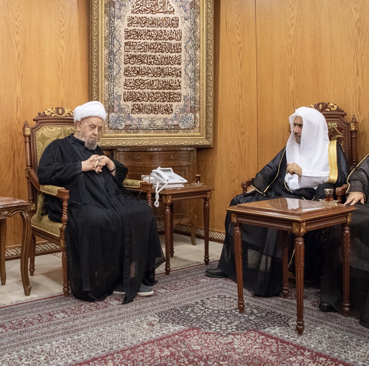 Cheikh Abdelemir Qoubelane, Président du Haut Conseil populaire islamique reçoit le Secrétaire général de la Ligue Islamique Mondiale, Cheikh Mohamed Alissa au siège du Parlement à Beyrouth en présence du Vice Président du Parlement  Ali Elkhratib.