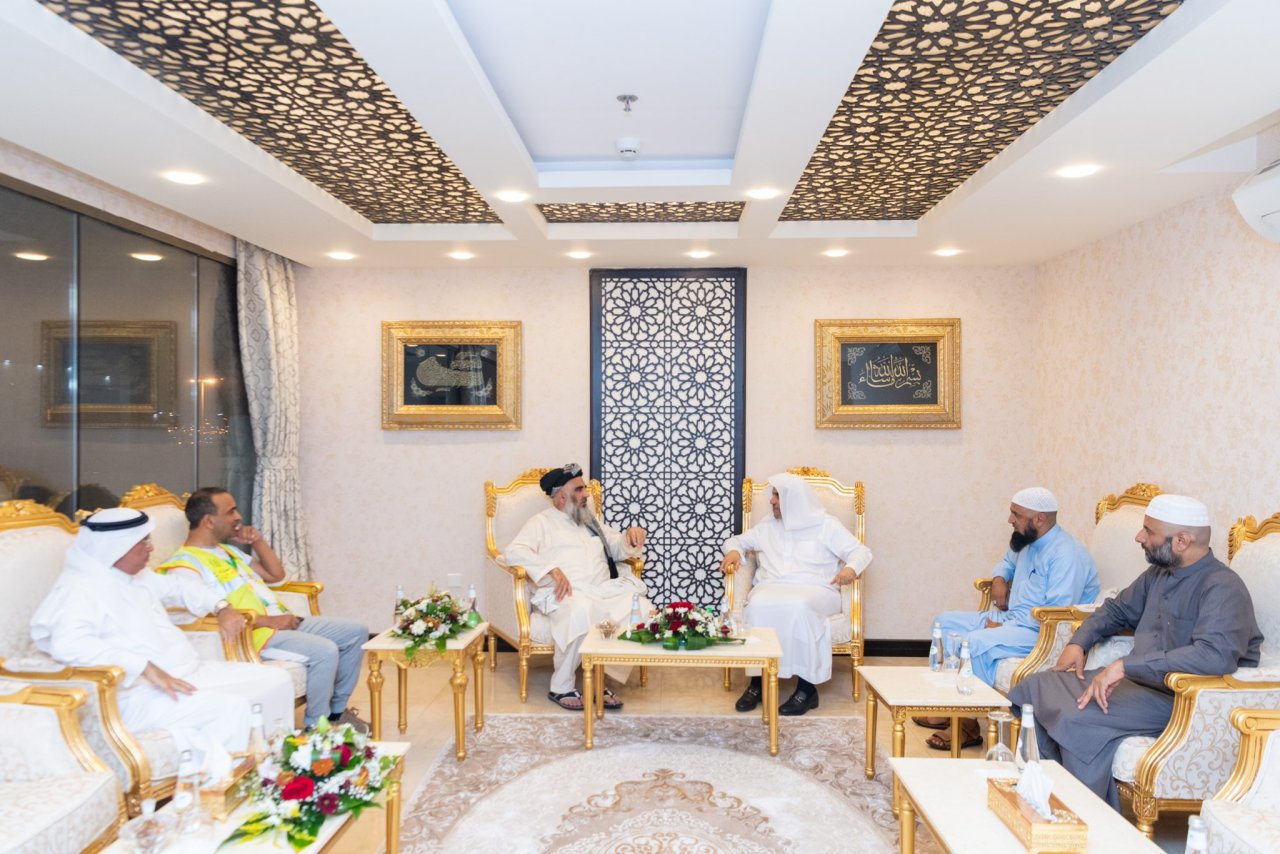 شیخ ڈاکٹر محمد العیسی نے منى ميں رابطہ عالم اسلامی کے دفتر میں،وزیر مذہبی امور پاکستان جناب مفتی عبد الشکور کا استقبال کیا