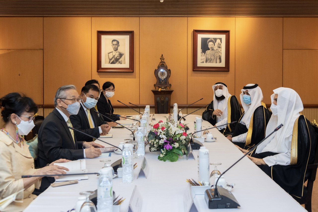 Yang Mulia SekJen tiba di Bangkok, disambut oleh Wakil PM &amp; MENLU yang mengadakan makan siang untuknya