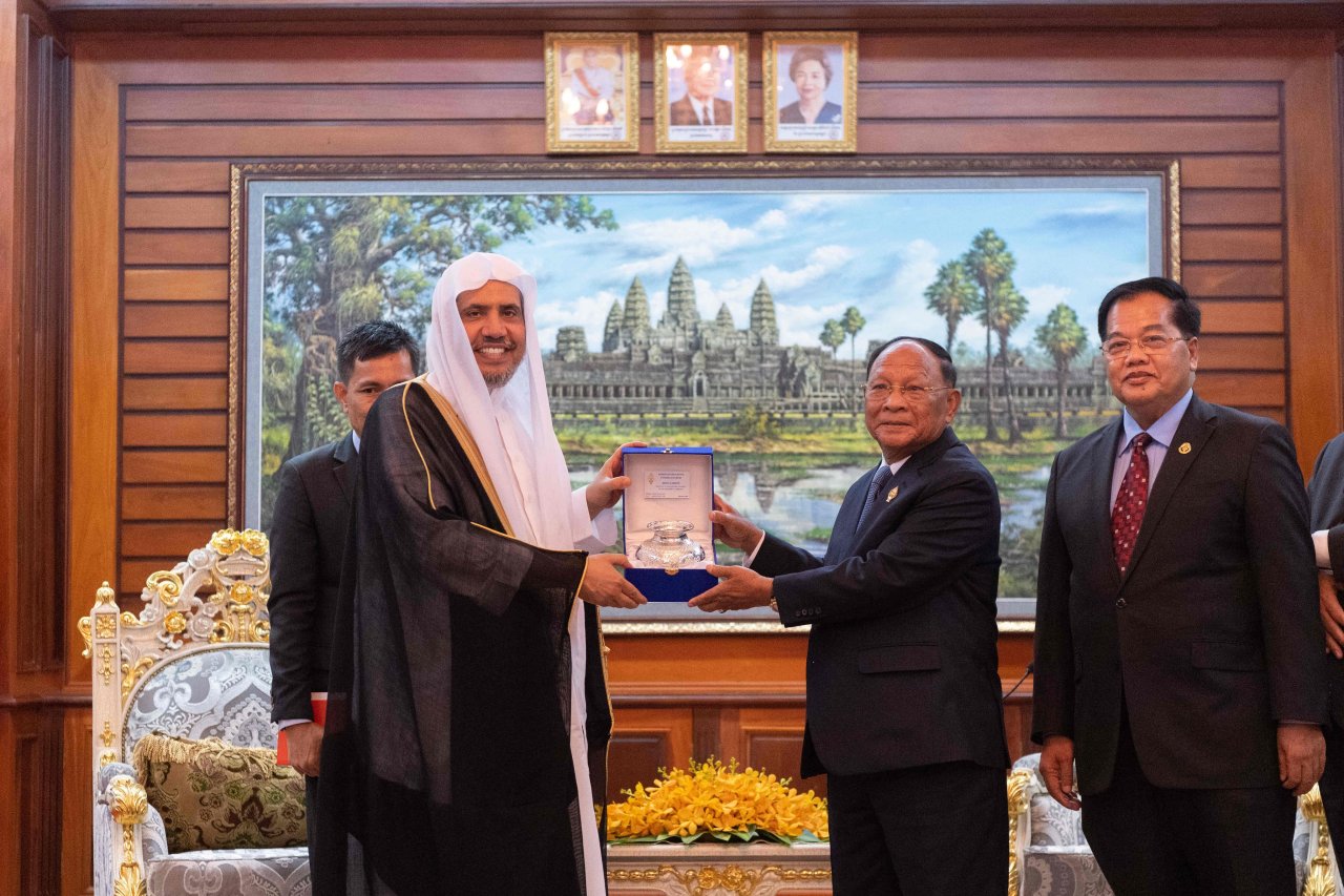 Le Parlement cambodgien a reçu Mohammad Alissa qui a été félicité par son président Mr Rin pour ses efforts dans la promotion de l’harmonie à travers le monde ; il lui a également confirmé que la composante islamique est une composante cambodgienne à part entière