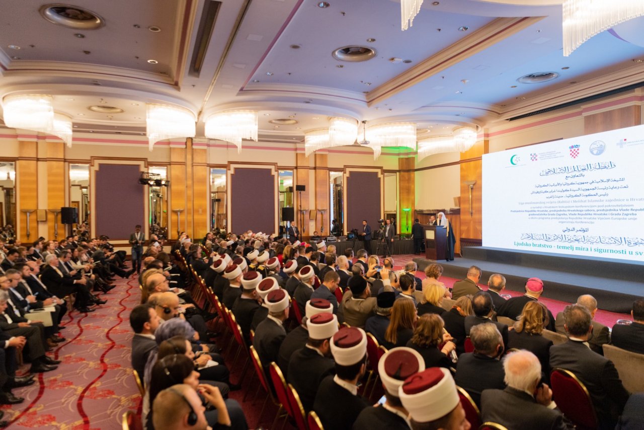 Le SG de la ligue islamique mondiale, Mohammad Alissa et la Présidente de la République de Croatie  à Kolinda GK , ont inauguré la  « conférence sur la fraternité humaine - des bases pour la paix et la sécurité  » à Zagreb.