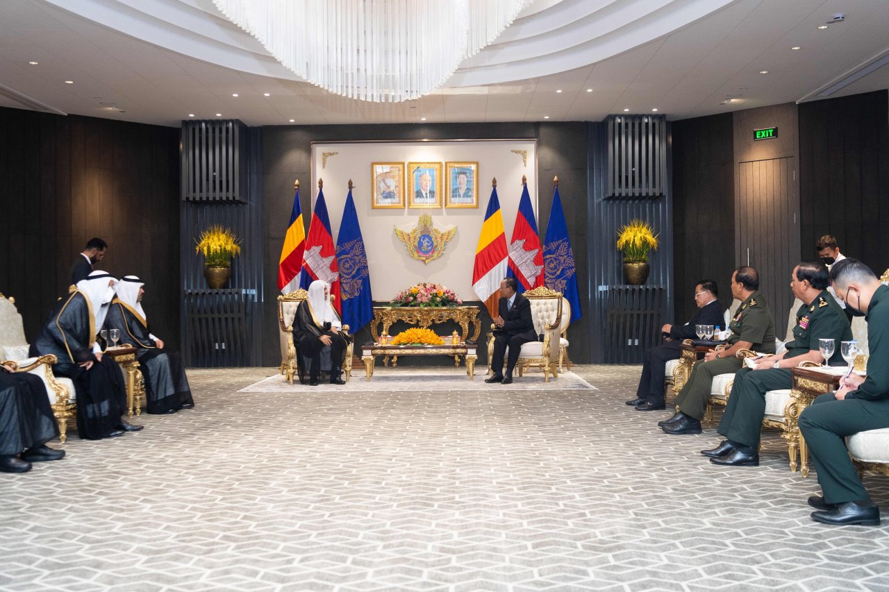 کمبوڈیا کے رہنماؤں سے باضابطہ ملاقات کے سلسلے میں: عزت مآب شیخ ڈاکٹر محمد العیسی نے دار الحکومت پنوم پن میں نائب وزیر اعظم اور وزیر دفاع جناب ٹی بان سے ملاقات کی۔