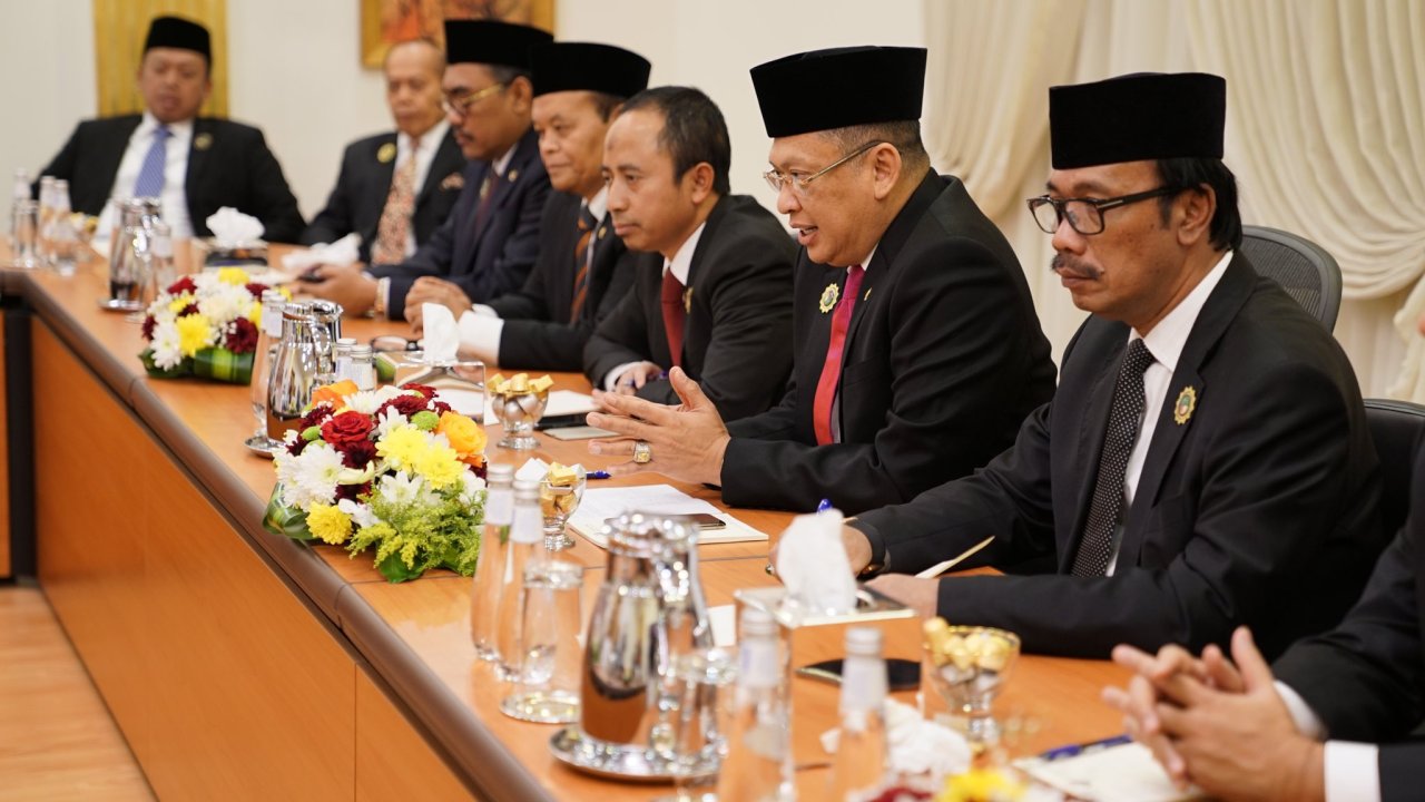 MohammadAlissa a reçu le Président de l’Assemblée nationale indonésienne qui l’a invité à se rendre en Indonésie et qui a loué les efforts du Secrétaire général dans le but de  corriger les mauvaises compréhensions de l’Islam.