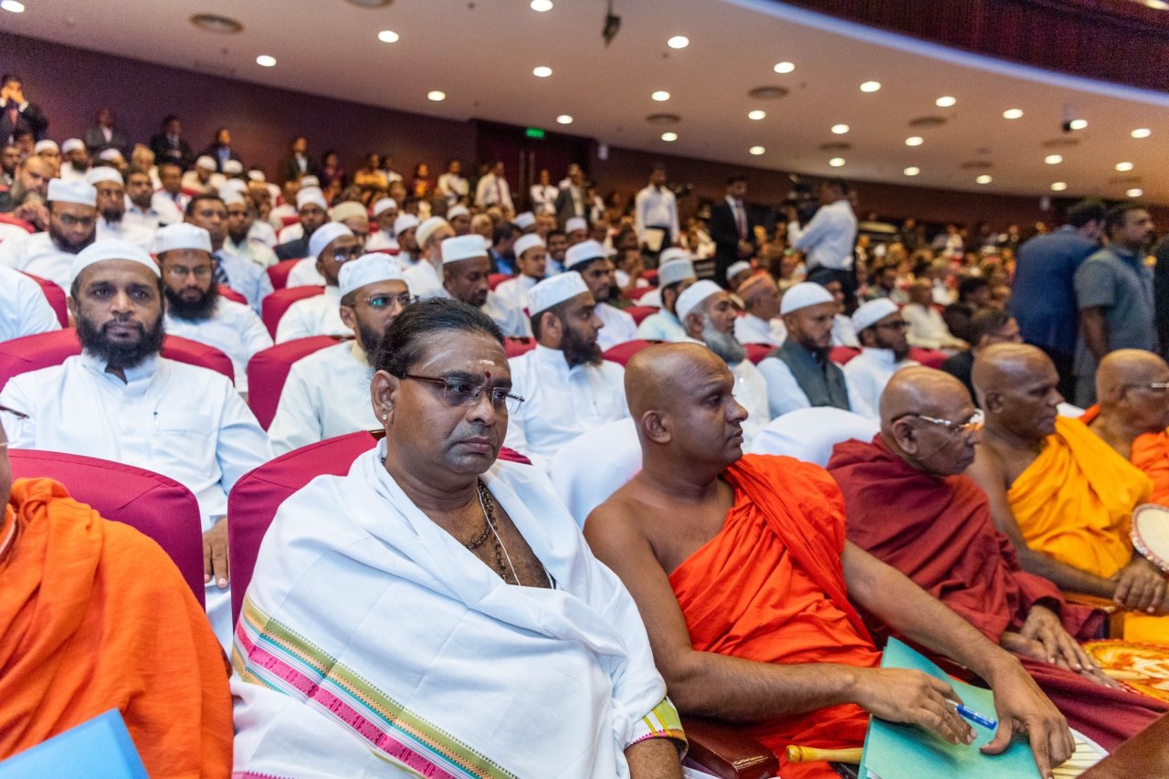 ‏انطلاقة ⁧قمة سلام الأديان⁩ التي تنظمها ⁧رابطة العالم الإسلامي⁩ في سريلانكا بحضور فخامة الرئيس وجمع من القيادات الدينية