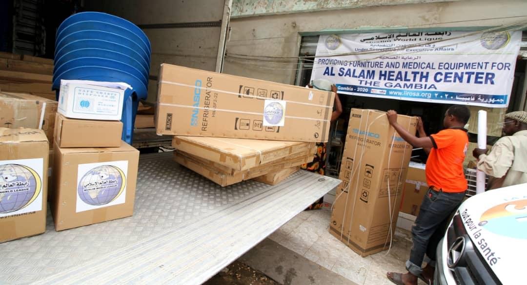 Dans la continuité de la participation de la Ligue Islamique Mondiale en Gambie le dispensaire  « La paix » après construction est équipé en appareils médicaux et fournitures diverses.