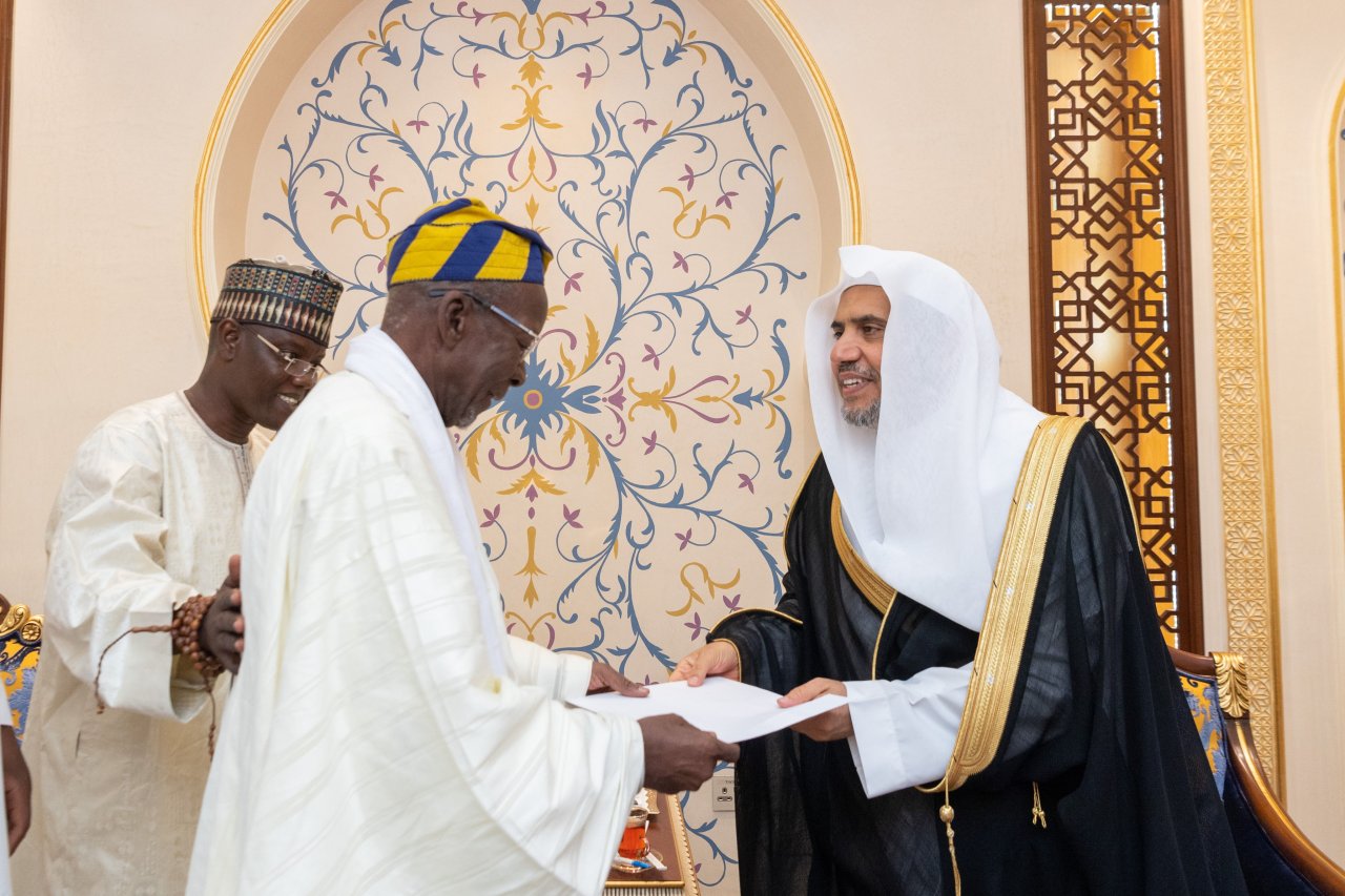 سیکرٹری جنرل ڈاکٹر محمد العیسی نے مکہ مکرمہ میں رابطہ کے مرکزی دفتر میں افریقی اسلامی اتحاد کے صدر علامہ محمد الماحی نیاس کا استقبال کیا