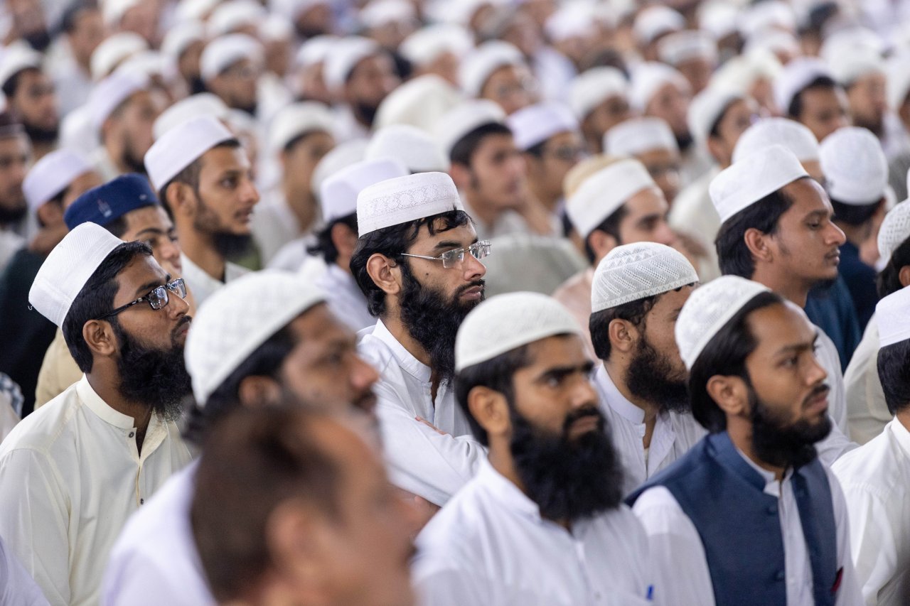 Le  SG de la LIM, président de l'Organisation des savants musulmans Mohammad Alissa tenant   une conférence à l'Université Ashrafieh de Lahore ; en présence du président de l'université, du gouverneur de la province du Pendjab, de oulémas et d’étudiants.