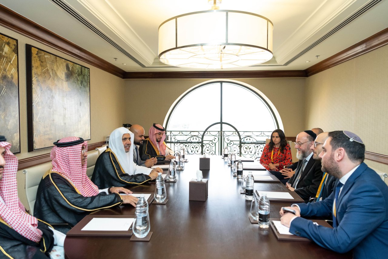 ابو ظہبی امن فورم میں شرکت کے موقع پر: شیخ ڈاکٹر محمد العيسى  نے برطانیہ اور دولت مشترکہ کے چیف ربی جناب افرائیم میرویس اور ان کے ہمراہ وفد سے ملاقات کی۔