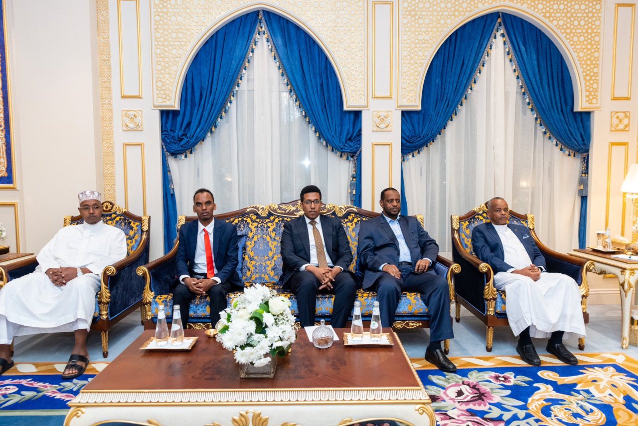 سیکرٹری جنرل،چیئرمین مسلم علماء کونسل ڈاکٹر محمد العیسی نے مکہ مکرمہ دفتر میں صومالیہ کے وزیراوقاف ومذہبی امور شیخ مختار روبو علی سےملاقات کی