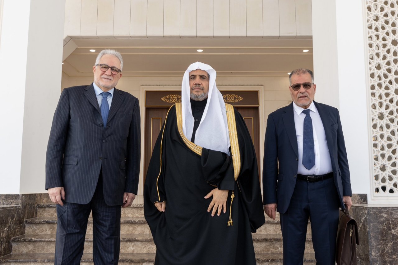 Sekretaris Jenderal LMD, Ketua Asosiasi Ulama Muslim, Syekh Dr. Mhmd Alissa menerima Ketua Pengurus Masjid Raya Paris, Tuan Shams El-Din Hafeez, di kantornya di Makkah.