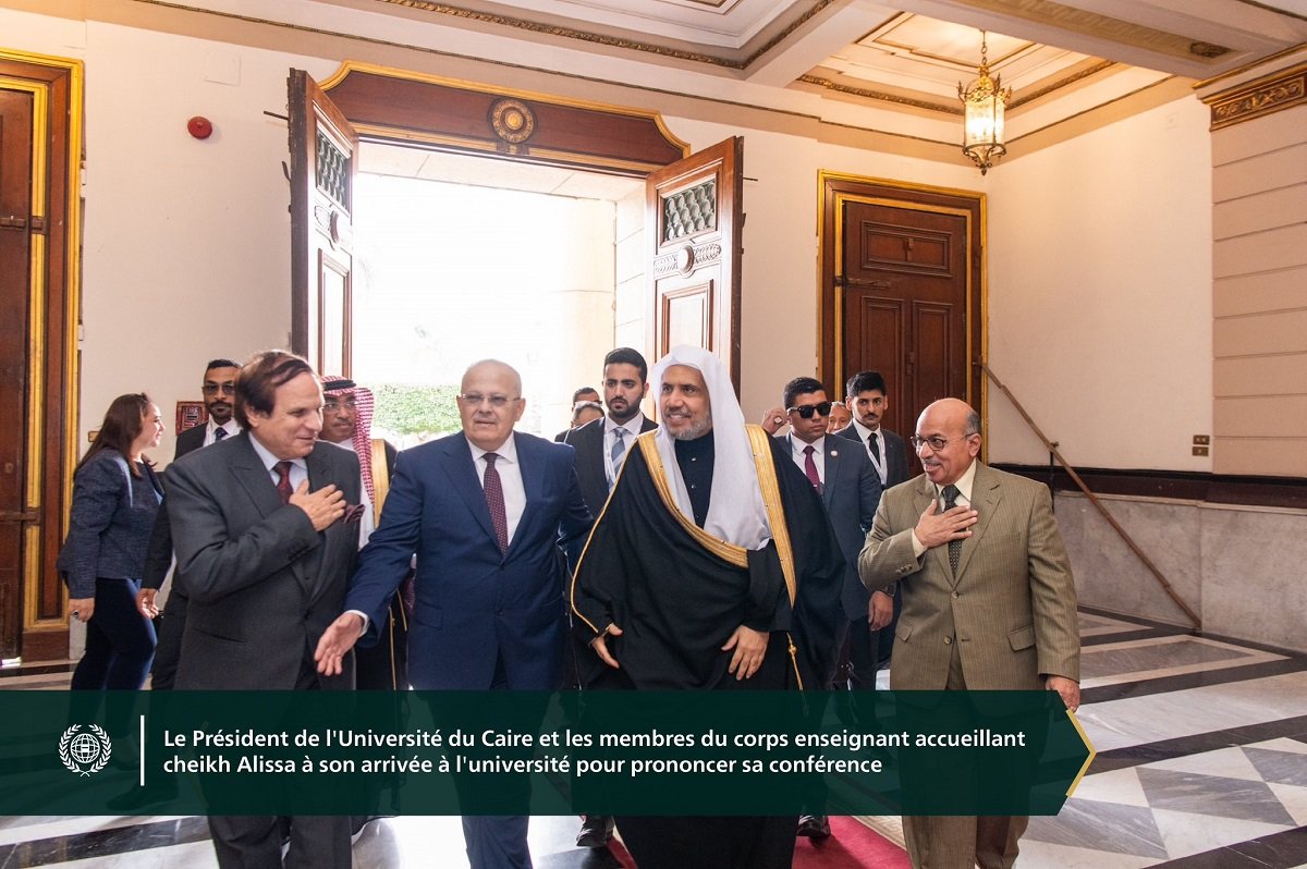 Y ont participé près de 3000 cheikhs, parmi lesquels le Mufti d'Egypte, des doyens d’universités, des membres du corps enseignant, un grand nombre d'étudiants, ainsi que des penseurs et des diplomates :