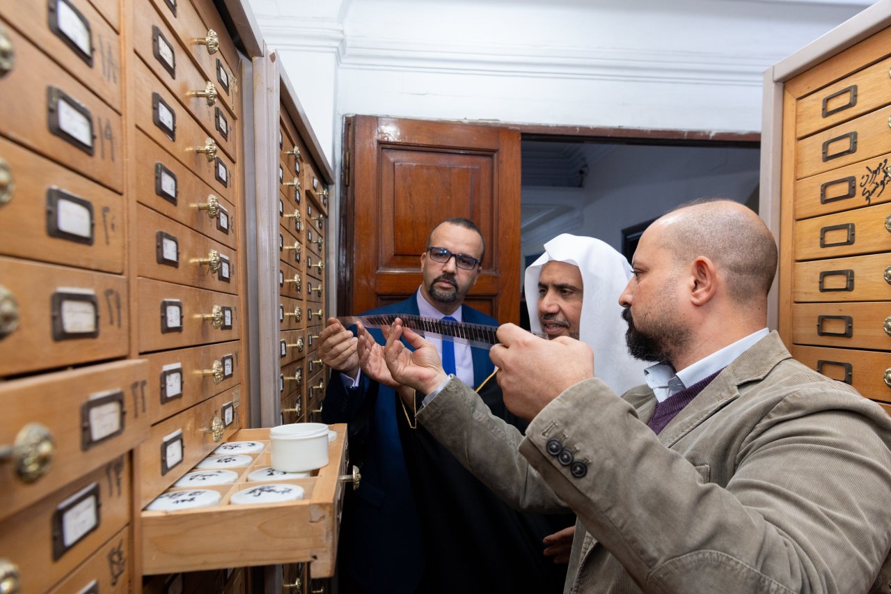 مؤسسه نسخه های خطی عربی وابسته به اتحاديه عرب در پایگاه خود در قاهره میزبان جناب دبیر کل و رئیس انجمن علمای مسلمان، آقای دکتر شیخ محمد العیسی بود که مورد استقبال رئیس موسسه یعنی جناب آقای دکتر مراد الریفی قرار گرفت