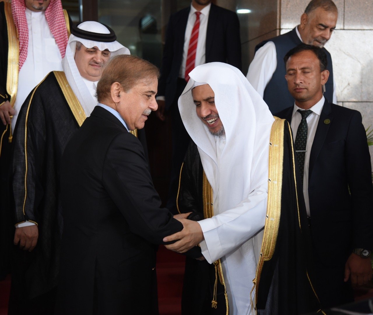 Le président Shehbaz Sharif : &quot;Je suis fier de suivre vos efforts, et nous vous exprimons notre gratitude pour votre grand rôle dans l'unification des érudits de la nation et la mise en évidence de la véritable image de l'islam&quot;.