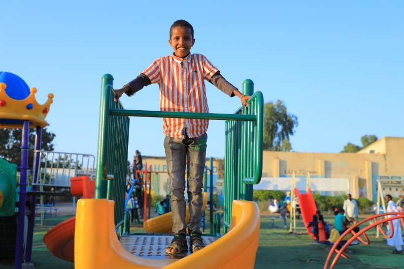 ‏تحتضن ⁧‫رابطة العالم الإسلامي‬⁩ عشرات الآلاف من الأيتام حول العالم، وتُعنىٰ بمختلف شؤونهم الصحية والتعليمية والتربوية، كما تركِّز على تدريبهم وتأهيلهم لسُوق العمل وخدمة أوطانهم