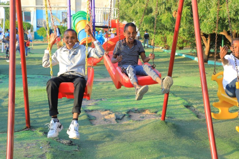 ‏تحتضن ⁧‫رابطة العالم الإسلامي‬⁩ عشرات الآلاف من الأيتام حول العالم، وتُعنىٰ بمختلف شؤونهم الصحية والتعليمية والتربوية، كما تركِّز على تدريبهم وتأهيلهم لسُوق العمل وخدمة أوطانهم