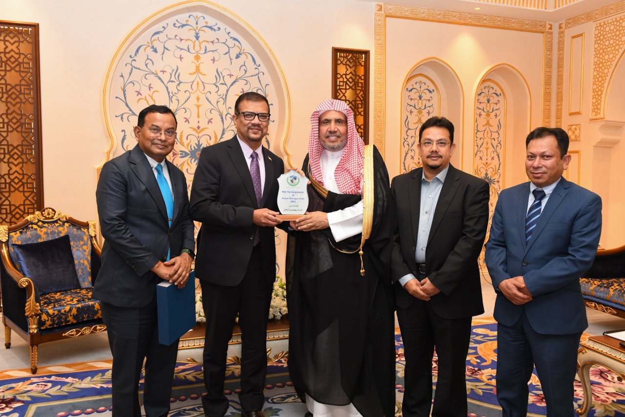 Kemarin di markas LMD di Makkah, Yang Mulia Sekretaris Jenderal LMD, Ketua Asosiasi Ulama Muslim, Syekh Dr.Mohammad Al-issa menerima Yang Mulia Direktur Jenderal Persatuan Arakan Rohingya, Tuan Reza Uddin.