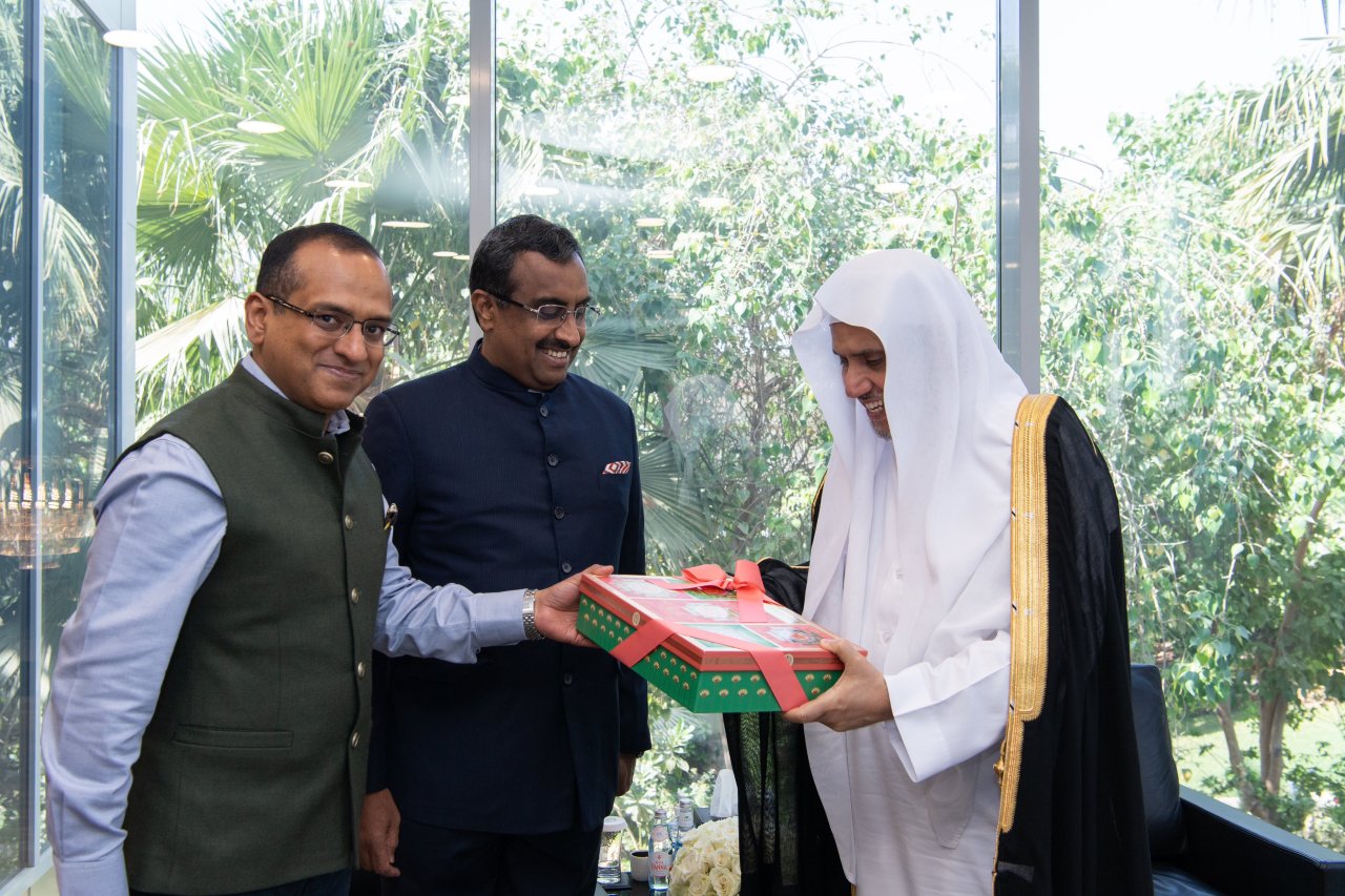 ‏Yang Mulia Sekretaris Jenderal, Ketua Asosiasi Ulama Muslim, Syekh Dr. Mohammed Al-Issa menerima Direktur Yayasan India, Tn. Ram Madhav