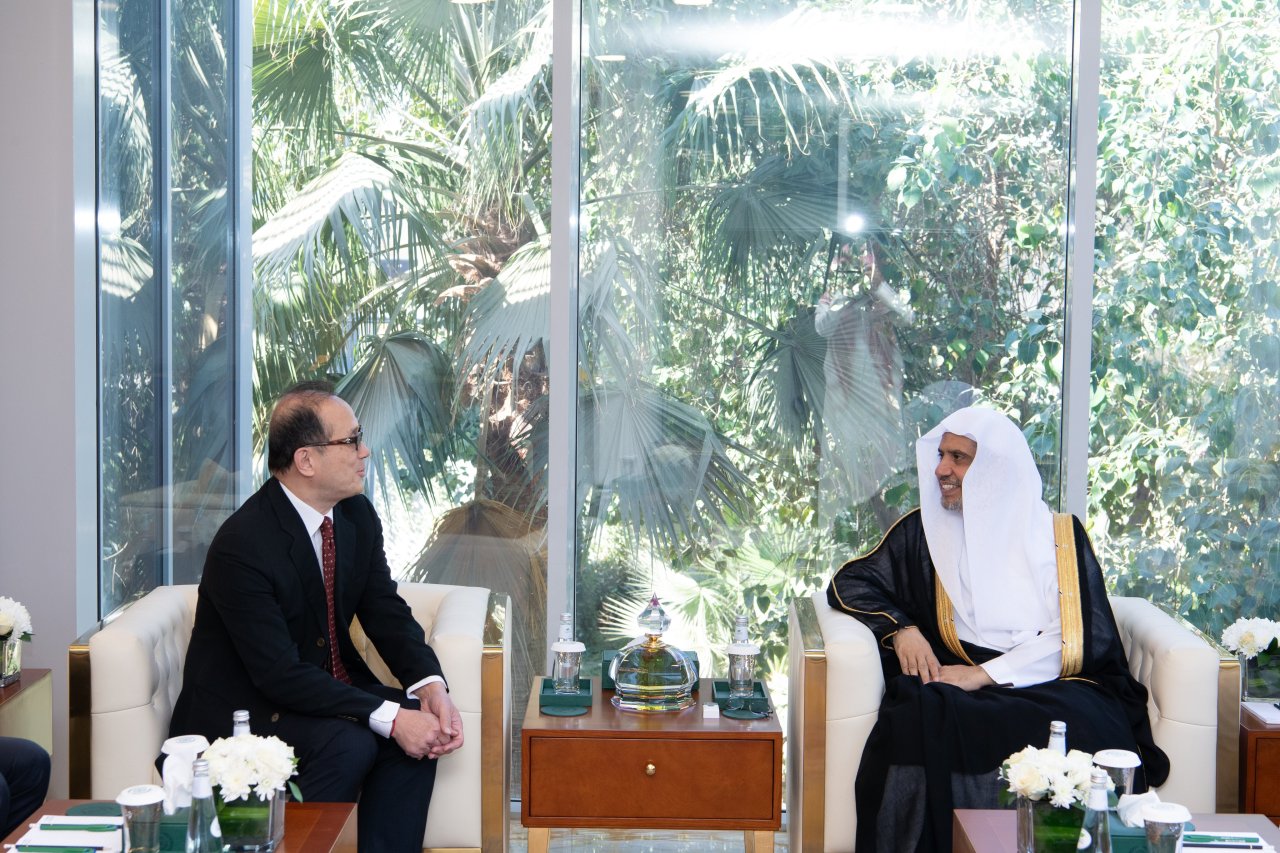 Yang Mulia Sekretaris Jenderal LMD, Ketua Asosiasi Ulama Muslim, Syekh Dr. Mohammed Al-issa , bertemu di kantornya di Riyadh dengan Yang Mulia Duta Besar Dr. Teng Sheng-Ping