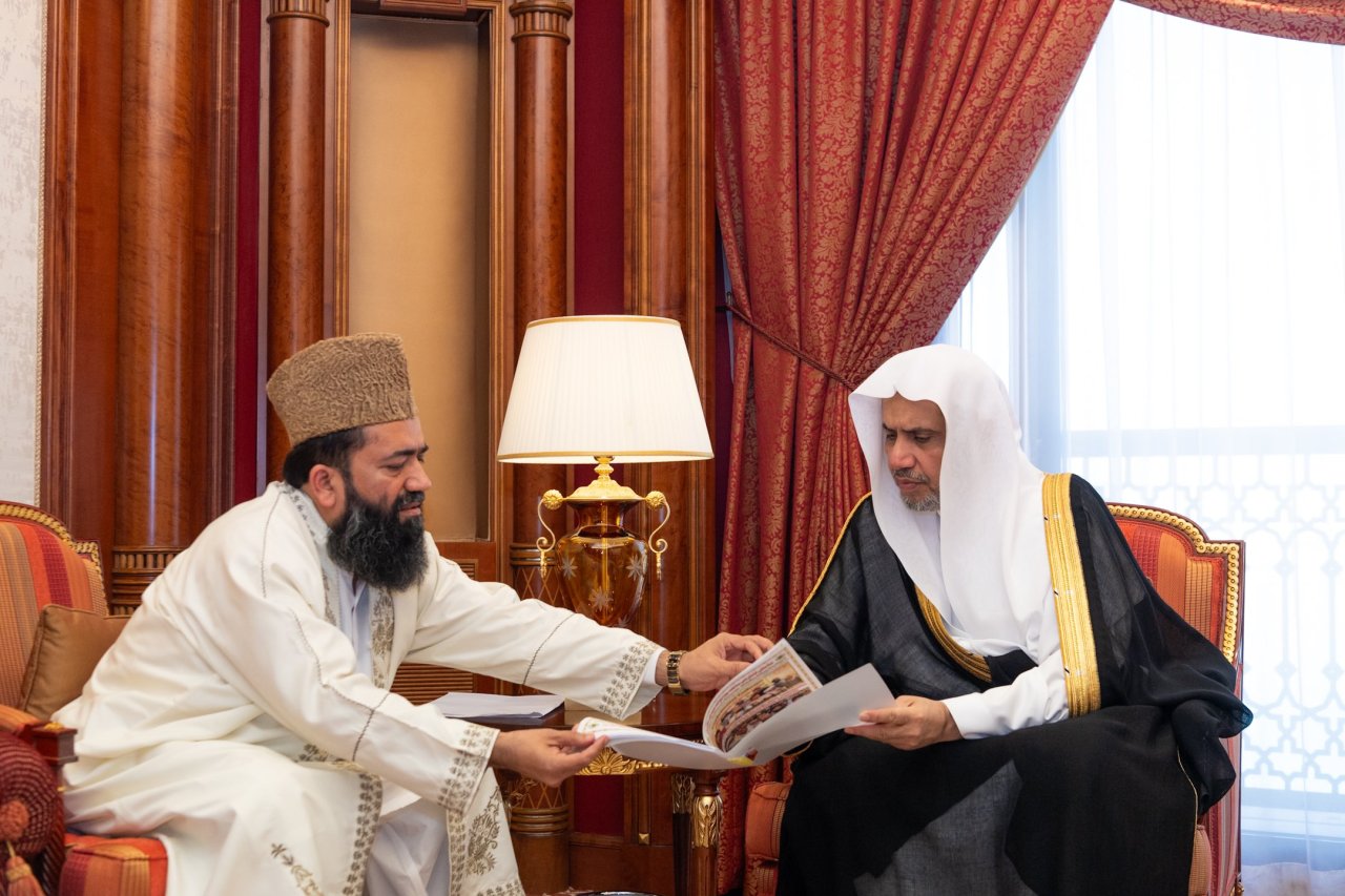 Yang Mulia Sekretaris Jenderal LMD, Ketua Asosiasi Ulama Muslim, Syekh Dr.Mohammed Al-Issa bertemu di kantornya dengan Yang Mulia Imam Besar, Ketua Organisasi Imam