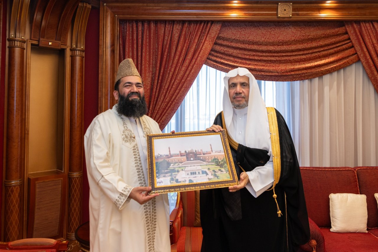 Yang Mulia Sekretaris Jenderal LMD, Ketua Asosiasi Ulama Muslim, Syekh Dr.Mohammed Al-Issa bertemu di kantornya dengan Yang Mulia Imam Besar, Ketua Organisasi Imam