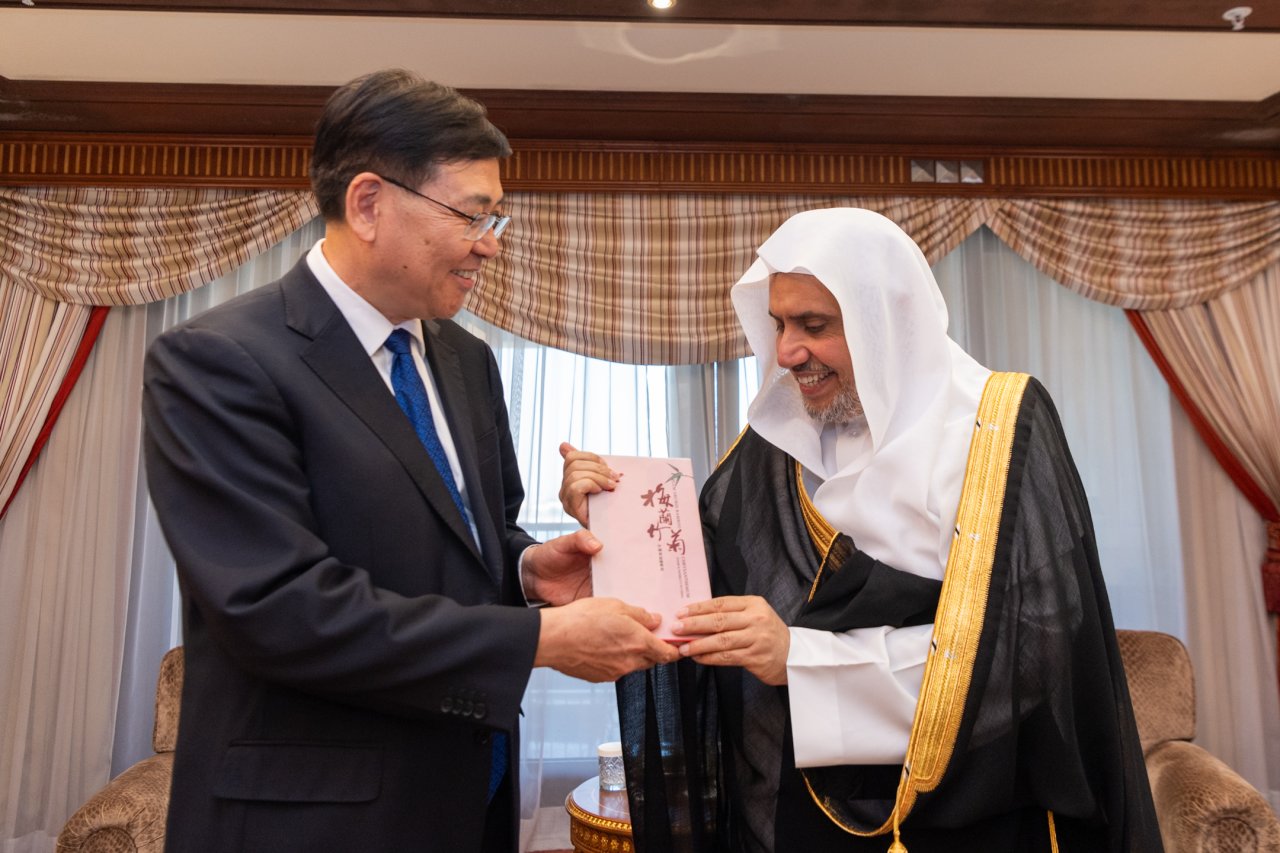 Yang Mulia Sekretaris Jenderal LMD, Ketua Asosiasi Ulama Muslim, Syekh Dr.Mohammed Al-Issa bertemu dengan Ketua Administrasi Urusan Agama Nasional di Republik Rakyat Tiongkok, Yang Mulia Menteri Chen Ruifeng, Di kantor cabang LMD di Jeddah.