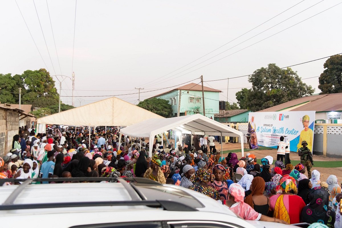 معالي الأمين العام الشيخ د. محمد العيسى أثناء افتتاحه لمنشأة السلام الطبية بغامبيا بحضور السيدة الأولى وعدد من الوزراء