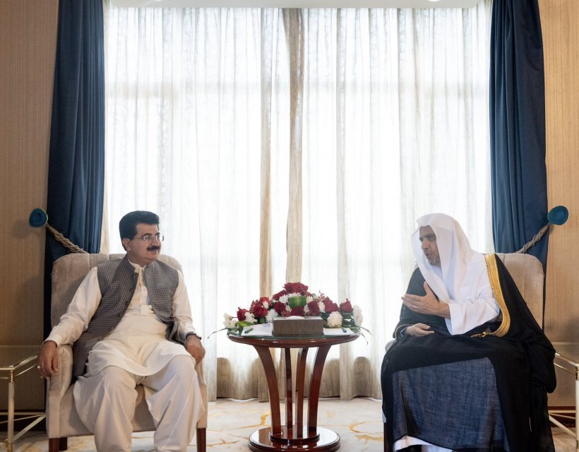 Yang Mulia Sekretaris Jenderal LMD, Ketua Asosiasi Ulama Muslim, Syekh Dr.Mhmd Alissa bertemu dengan Yang Mulia Presiden Senat Pakistan, Tn. Sadiq Sanjrani.