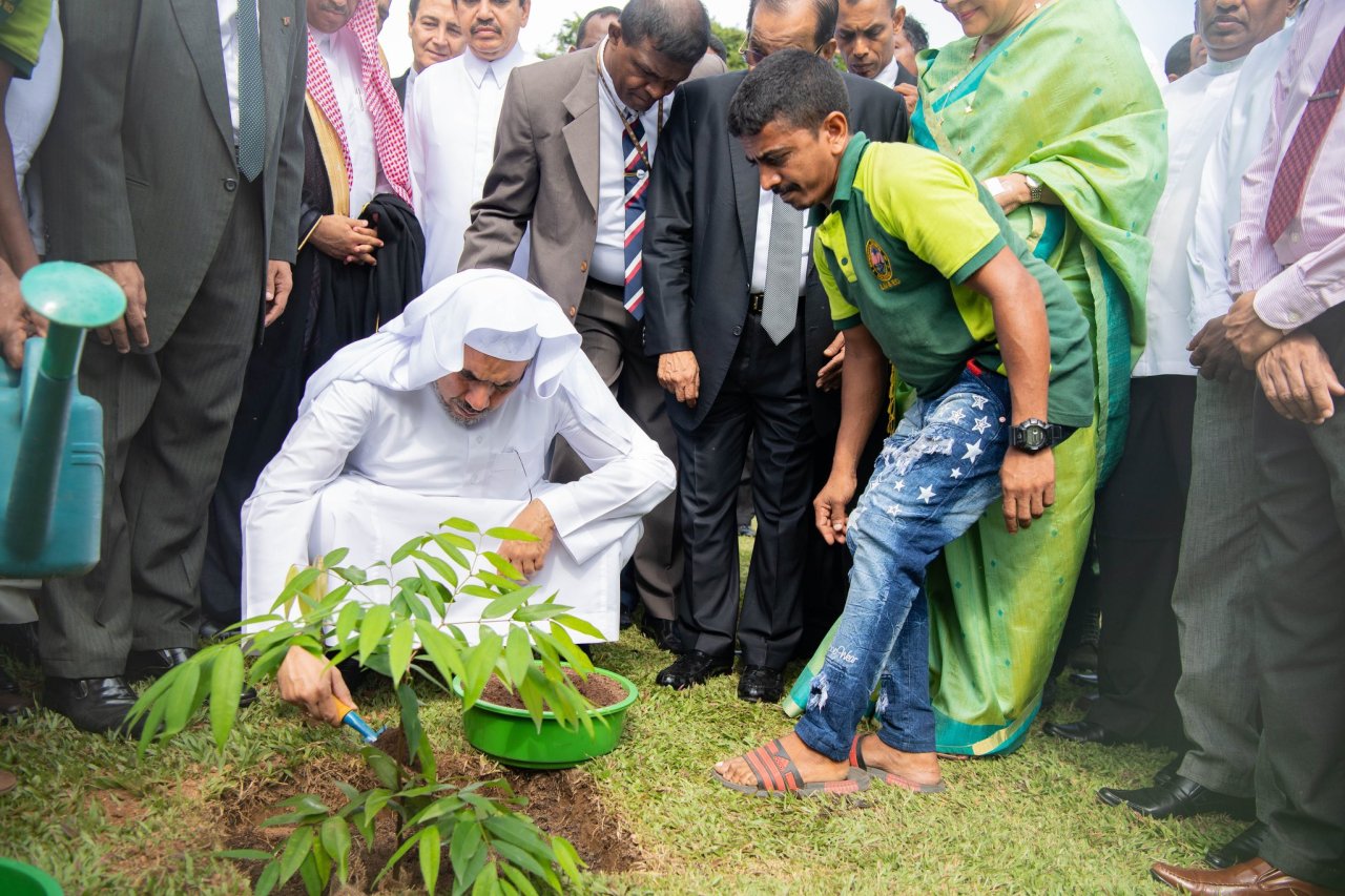 Nous devons tous être des gardiens de l’environnement et promouvoir la durabilité pour construire un monde meilleur. L'été 2019, Mohammad Alissa a participé à une plantation d'arbres au SriLanka.