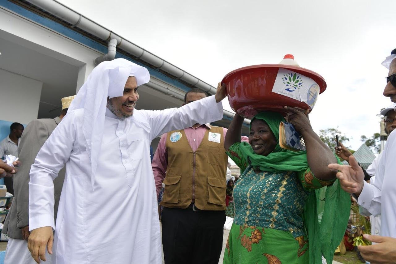 د.العيسى خلال اشرافه على برامج توزيع السلال الغذائية للمحتاجين.