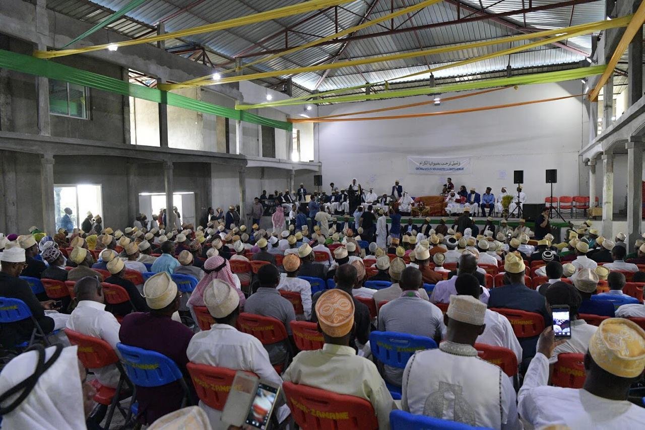 د.العيسى متحدثاً لعلماء إفريقيا.