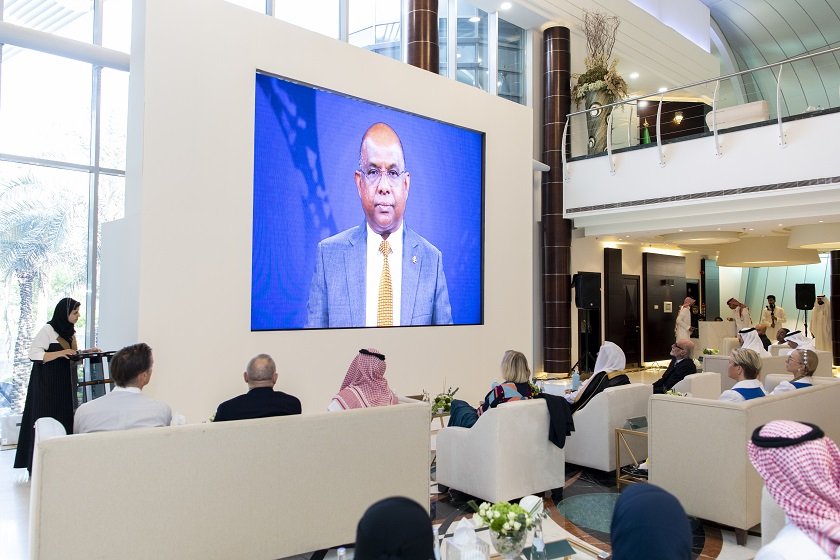 د. محمد العيسى: ديننا رسالة سلام ورحمة للعالمين، لا عنفَ في قيمنا، والمجازفات التي تَرفَع شعاراتٍ محسوبة في ظاهرها على الإسلام إنما تمثل نفسها