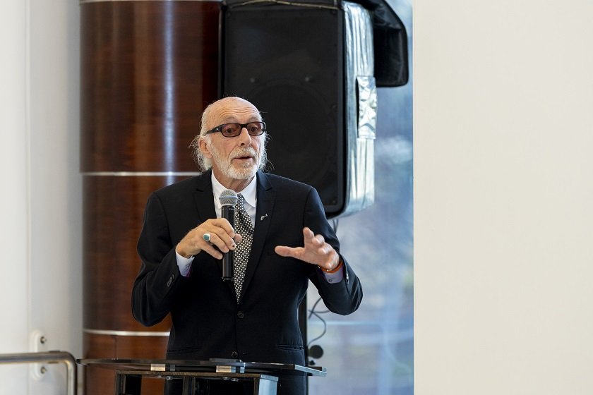 د. محمد العيسى: ديننا رسالة سلام ورحمة للعالمين، لا عنفَ في قيمنا، والمجازفات التي تَرفَع شعاراتٍ محسوبة في ظاهرها على الإسلام إنما تمثل نفسها