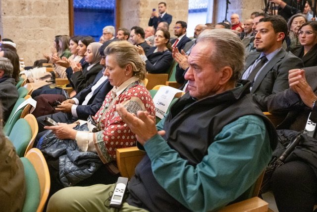 نخستین‌بار در تاریخ معاصر برای یک شخصیت مسلمان دبیرکل «سازمان همبستگي جهان اسلام» در «قصر الحمرا» شهر گرانادا سخنرانی کرد