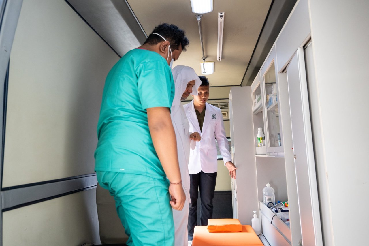 رعى حضورياً معالي الأمين العام لرابطة العالم الإسلامي، رئيس هيئة علماء المسلمين، فضيلة الشيخ د.⁧‫ محمد العيسى‬⁩‬⁩ حفل توزيع المساعدات المقدَّمة للأرامل في العاصمة جاكرتا