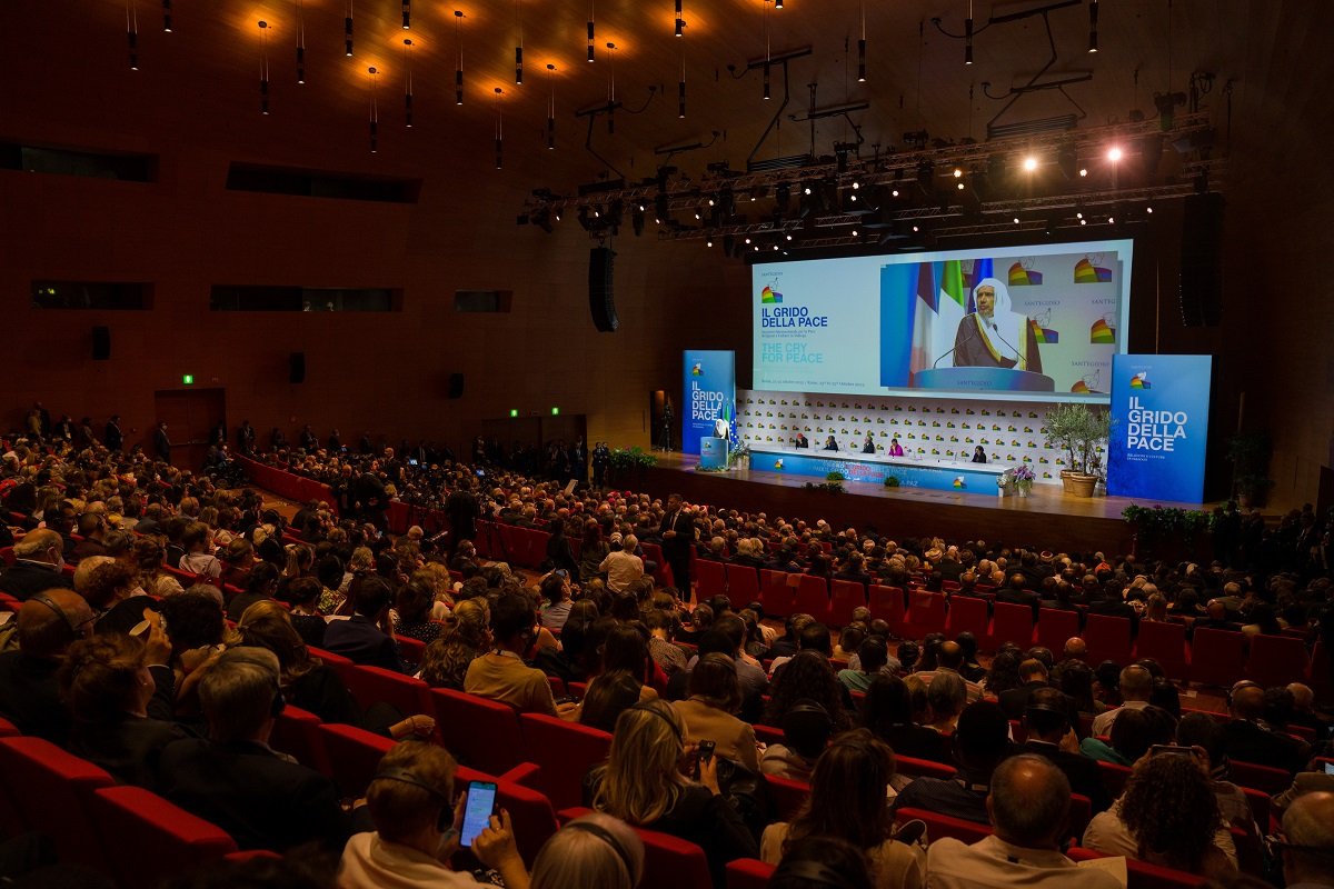 د. العيسى يلقي &quot;في الجلسة الافتتاحية&quot; كلمة ممثلي الدين الإسلامي في أكبر تجمع من أجل السلام يدعمه الفاتيكان بمشاركة البابا والرئيسين الإيطالي والفرنسي