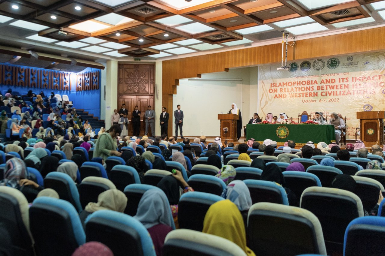 پاکستان انٹرنیشنل کانفرنس”اسلاموفوبیا اوراسلامی دنیا اورمغربی تعلقات پر اس کے اثرات“کی جانب سے  ڈاکٹر محمد العیسی کو”امن ایوارڈ“سے نوازاگیا