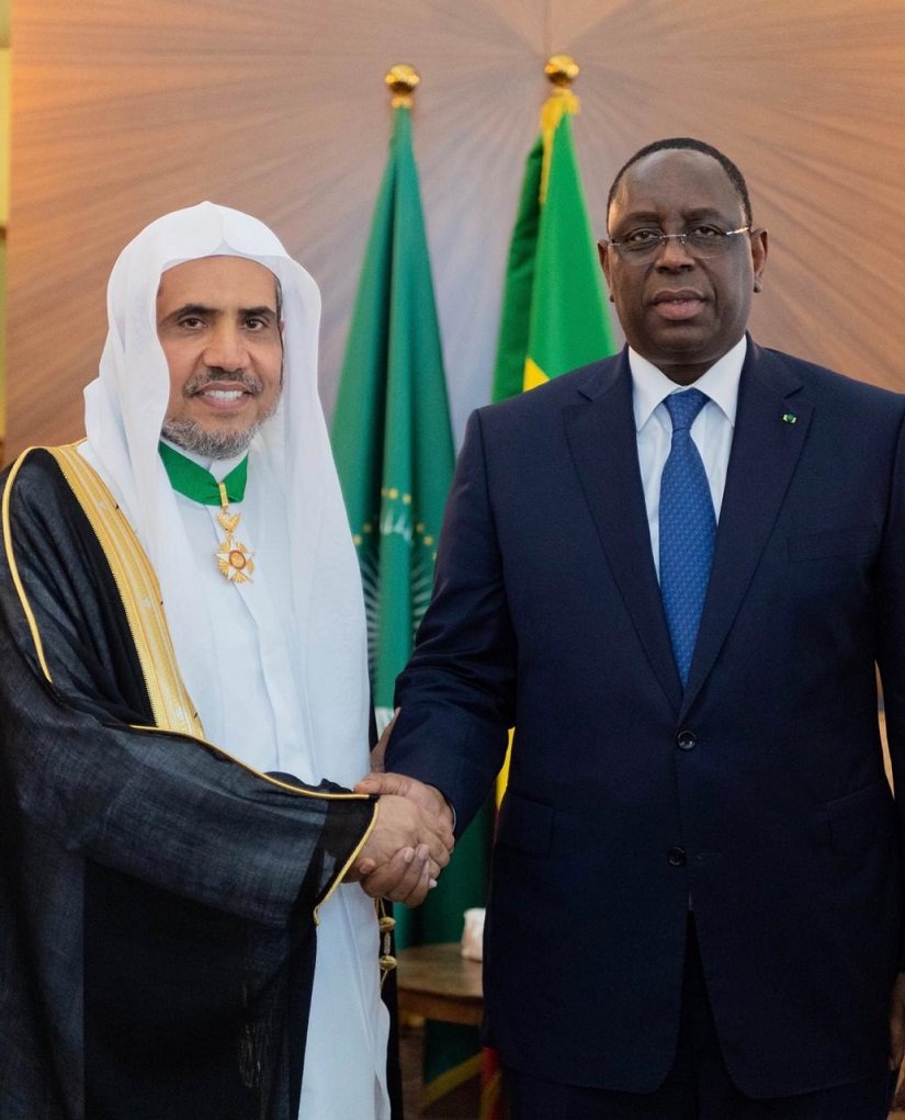 الرئيس السنغالي يقلد د.العيسى وسام الدولة الأكبر