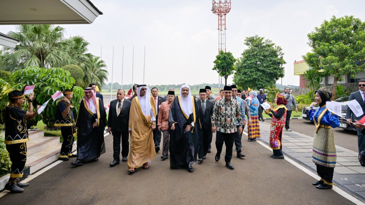 At the official invitation of the Republic of Indonesia, this evening, H.E. Sheikh Dr. Mohammed Al-Issa, arrived at Halim Perdanakusuma International Airport in Jakarta, the capital of Indonesia