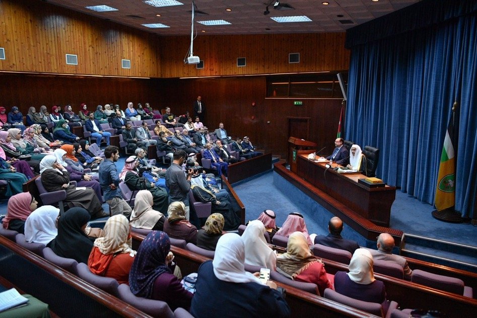 ‏بحضور معالي مدير الجامعة وأعضاء هيئة التدريس، معالي الأمين العام لرابطة العالم الإسلامي الشيخ د. محمد العيسى، يحاضر في الجامعة الأردنية