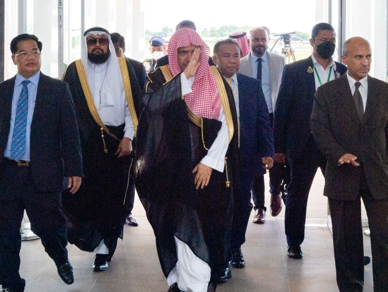 سرکاری دعوت پر، شیخ ڈاکٹر محمد العیسی کی رابطہ عالم اسلامی کے وفد کے ہمراہ کمبوڈیا کے پنوم پن بین الاقوامی ائرپورٹ پر آمد