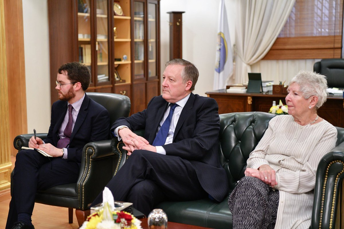 Le Secrétaire Général de la Ligue recevant dans son bureau à Ryadh une délégation du Parti Travailliste anglais.