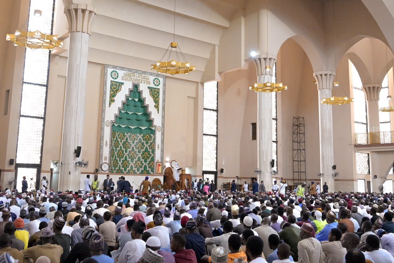 الأمين العام لرابطة العالم الإسلامي يلقي خُطبة الجمعة ويؤمُّ المصلّين بالجامع الوطني الكبير في العاصمة النيجيرية