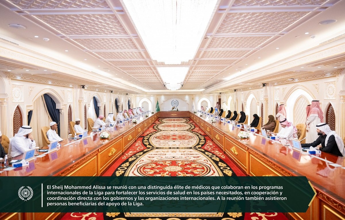 En presencia del Secretario General, Presidente de la Comisión de Ulemas, el Sheij Mohammed Al-Issa: