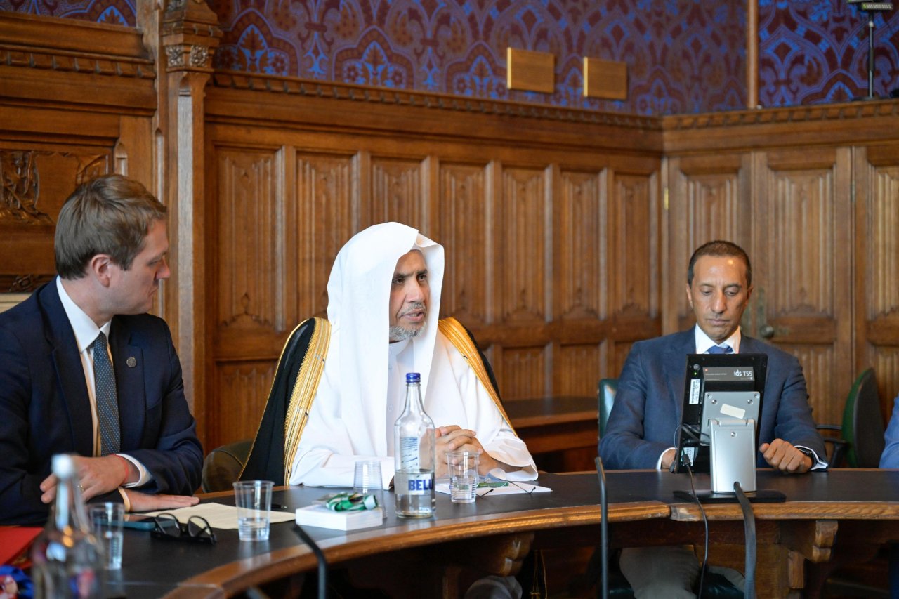 اسلامی دینی قیادت کے ساتھ اپنی نوعیت کی پہلی ملاقات:  برطانوی پارلیمنٹ کے اسپیکر اور اعلیٰ قیادت کا سیکرٹری جنرل رابطہ عالم اسلامی  کا خیر مقدم