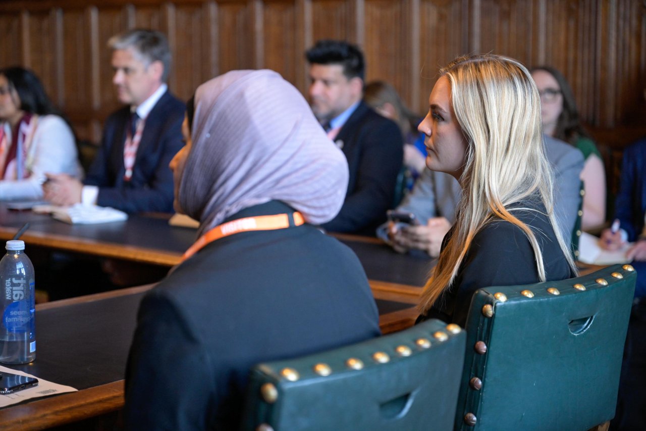 اسلامی دینی قیادت کے ساتھ اپنی نوعیت کی پہلی ملاقات:  برطانوی پارلیمنٹ کے اسپیکر اور اعلیٰ قیادت کا سیکرٹری جنرل رابطہ عالم اسلامی  کا خیر مقدم