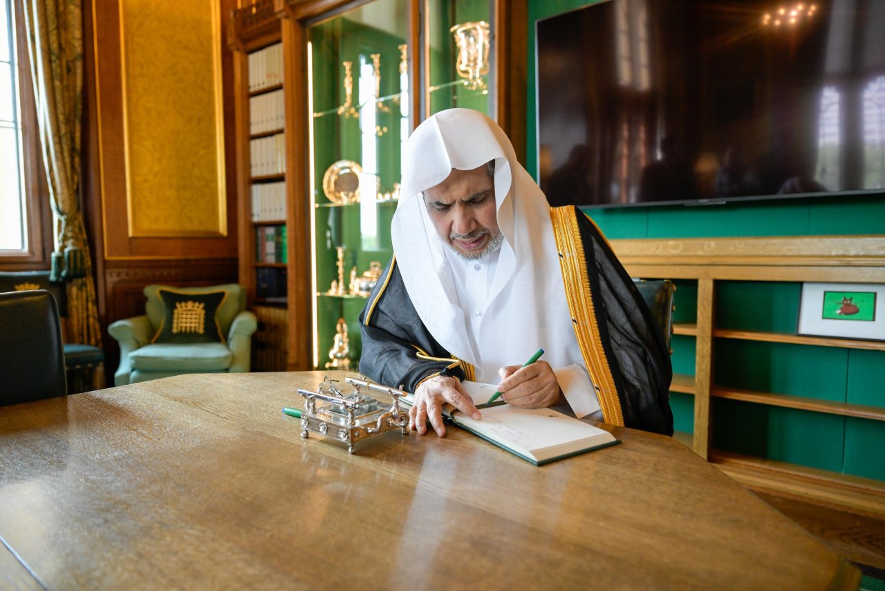 اسلامی دینی قیادت کے ساتھ اپنی نوعیت کی پہلی ملاقات:  برطانوی پارلیمنٹ کے اسپیکر اور اعلیٰ قیادت کا سیکرٹری جنرل رابطہ عالم اسلامی  کا خیر مقدم