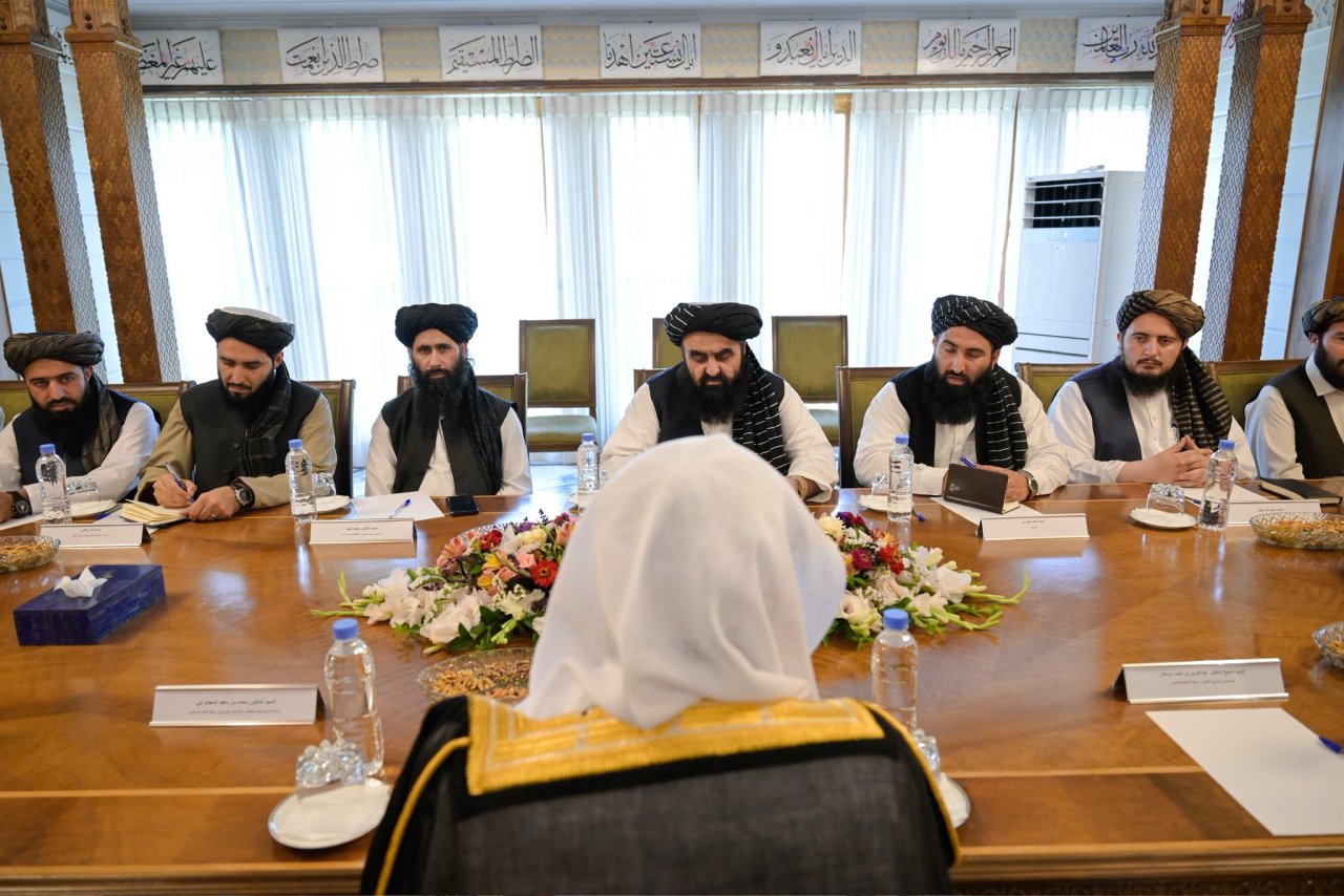 سیکرٹری جنرل رابطہ اور چیئرمین مسلم علماء کونسل، عزت مآب شیخ ڈاکٹر محمد العیسی نے کابل میں  وزیراعظم ہاؤس کے سیکیورٹی کونسل کے مرکزی دفتر میں افغانستان کے وزیر خارجہ، مولوی امیر خان متقی سے ملاقات کی۔