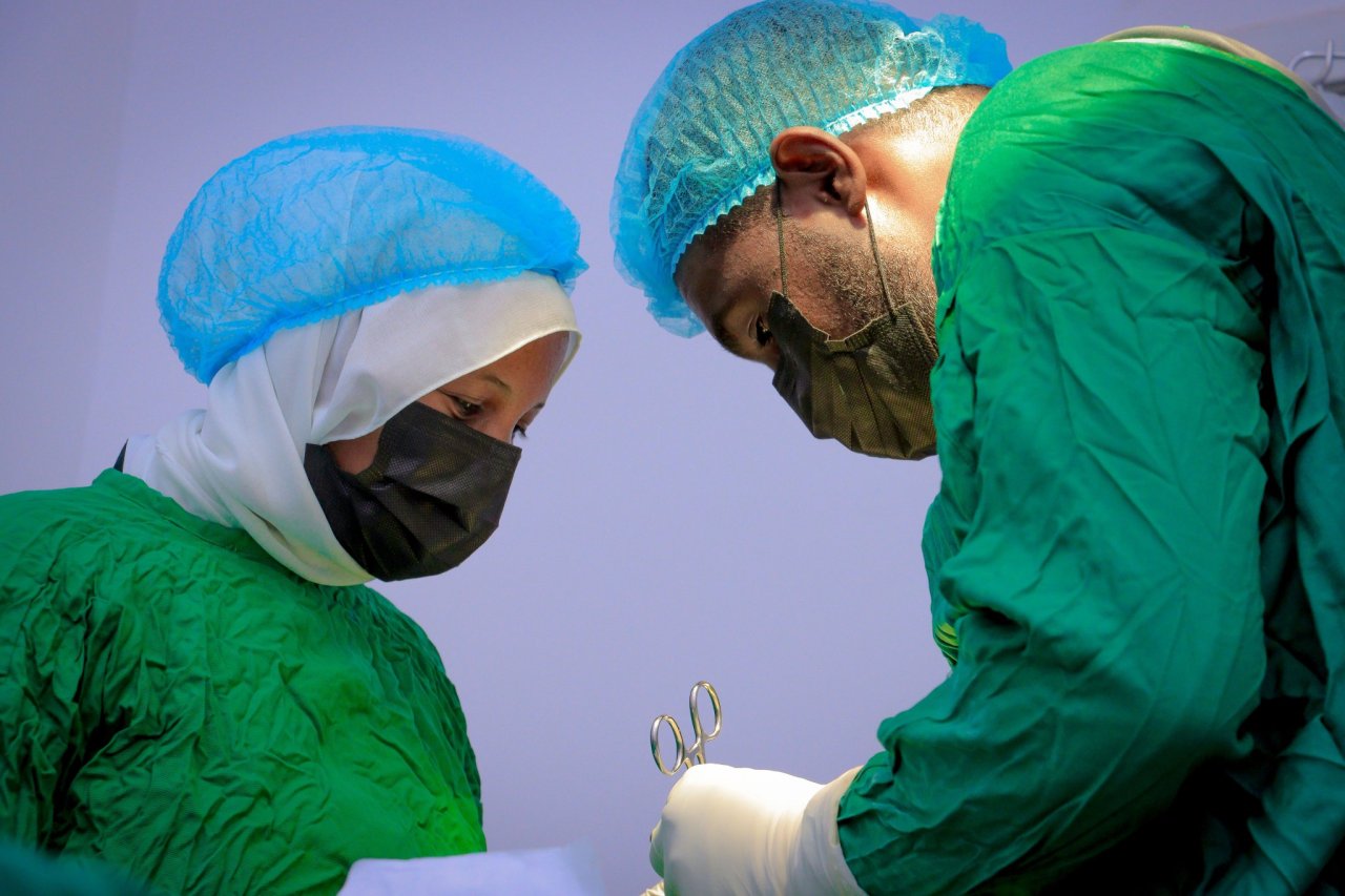 ‏تدشينُ برنامج “قسطرة المخّ للأطفال” في &quot;هرجيسا&quot; بالصومال.  ‏يُنفَّذُ البرنامجُ في مستوصف السَّلام الطبي، التابع لرابطة العالم الإسلامي، ويتمُّ خلالَه إجراء جراحات قسطرةٍ تداخُلية دقيقة في المُخ، على يد طاقمٍ طبيٍّ من نُخبة الاستشاريين والمُتخصصين.